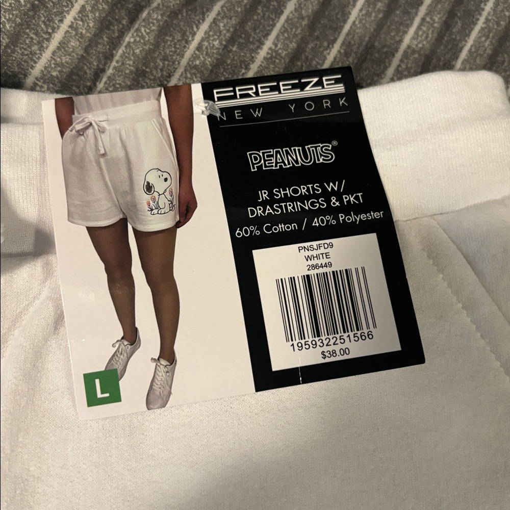 Peanuts White Pajama Set with Snoopy Design - Picture 5 of 8